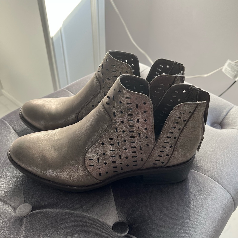 Women’s Cutout Heeled Ankle Boots - Gray